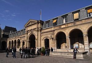http://international.cnam.fr/medias/photo/eleves-a-l-entree-des-amphitheatres-dans-la-cour-d-honneur-21176-tif-eleve-entree-_1314628575045.jpg
