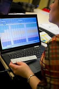 Travaux pratiques d'ergonomie à l'INETOP avec la professeure Adelaïde Nascimento mesures au poste de travail. Travaux pratiques d'ergonomie à l'INETOP avec la professeure Adelaïde Nascimento mesures au poste de travail.